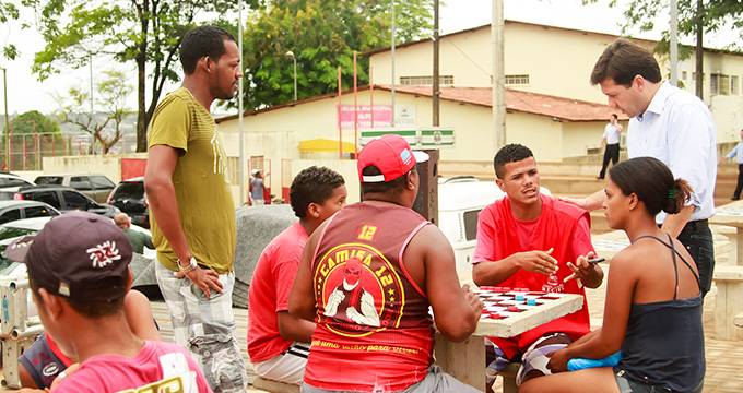 Geraldo Julio conversa com moradores da região (Foto: Andréa Rêgo Barros / PCR)
