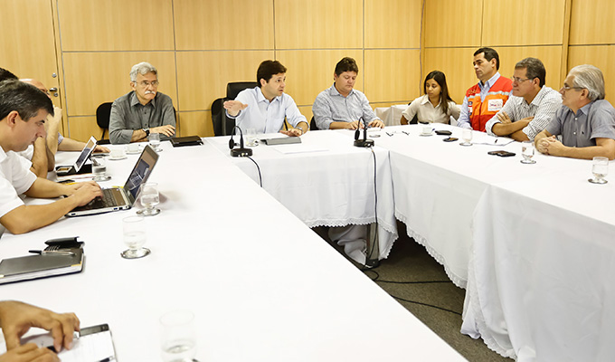 Geraldo Julio se reúne com secretários para discutir ações de combate aos alagamentos (Foto: Andréa Rêgo Barros / PCR)