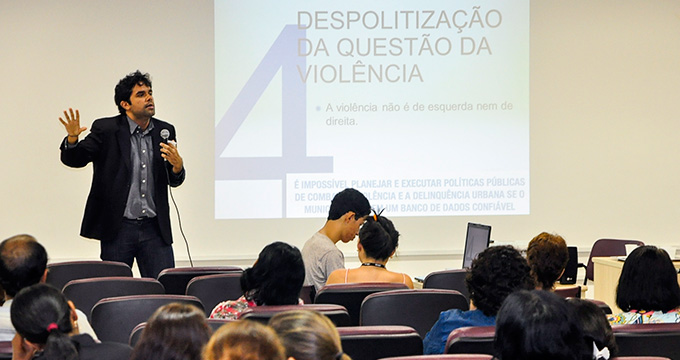 Palestra de Eduardo Alencar, gerente de Análises Criminais da Secretaria de Segurança Urbana (Foto: Irandi Souza / PCR)