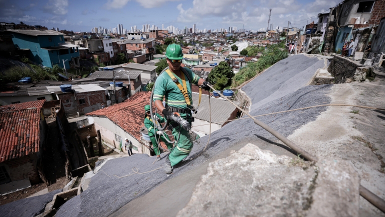 Encosta na Bomba do Hemetério é protegida com aplicação de geomanta |  Prefeitura do Recife