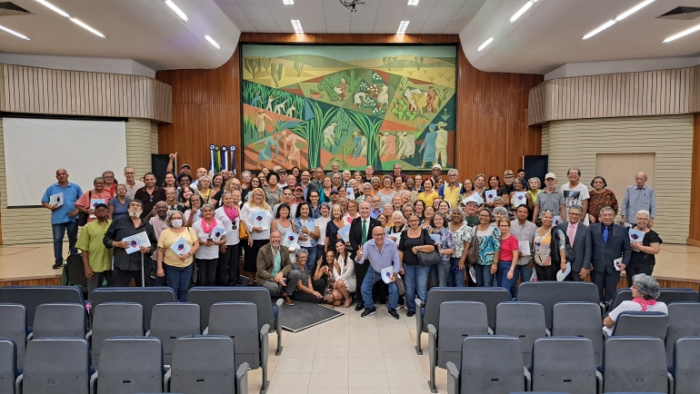 Idoso oferece aulas de inglês gratuitas a quem não pode pagar - 01/05/2022  - UOL ECOA