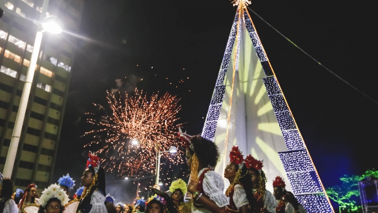 Luzes, árvore gigante e queima de fogos anunciam o ciclo natalino no Recife  | Prefeitura do Recife