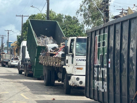 Prefeitura do Recife promove retirada de sucata e desobstrução de via pública em Afogados
