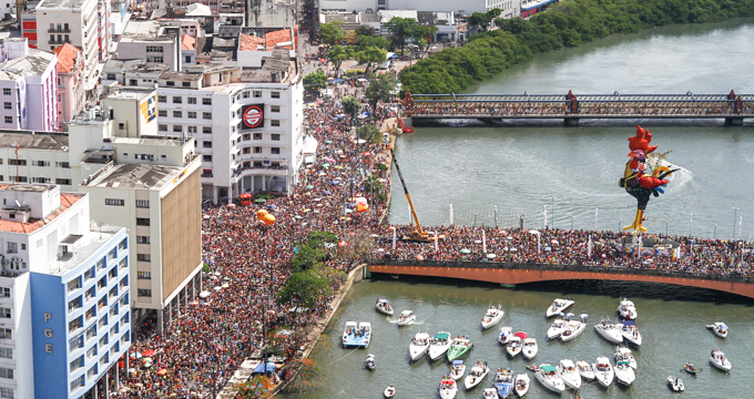 Foto aérea do desfile do Galo da Madrugada (Foto: Marcos Pastich)