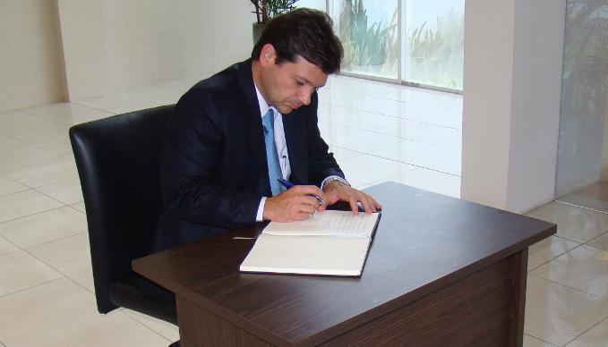 Prefeito assina livro de condolências que  será enviado à família de Hugo Chávez - Foto: Divulgação
