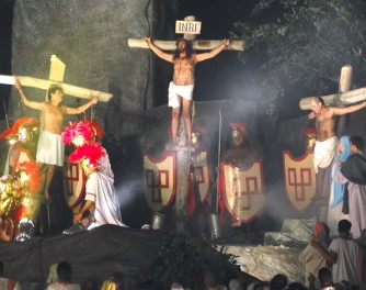 Espetáculo da Paixão de Cristo é encenado no Recife