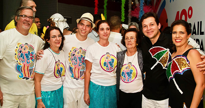 Geraldo Julio e família de Alcir Lacerda, homenageado do Carnaval 2013 (Foto: Andréa Rêgo Barros / PCR)