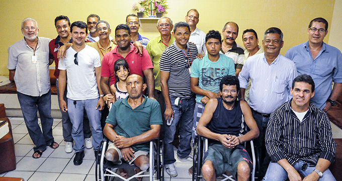 Motoristas da PCR entregam mais duas cadeiras de rodas (Foto: Lú Streithorst)