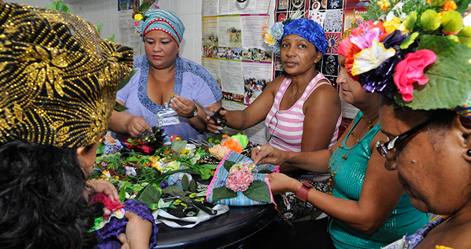 Mulheres confeccionam adereços e declaram amor ao Recife Mulheres confeccionam adereços e declaram amor ao Recife