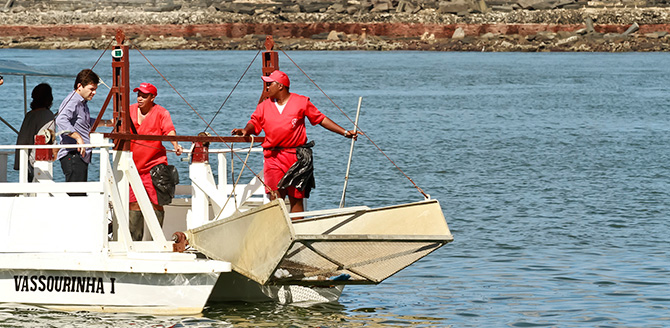 Geraldo acompanha a limpeza no braço do mar (Foto: Andréa Rêgo Barros)