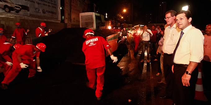 Geraldo vistoria o início do recapeamento na Av. Rui Barbosa (Foto: Andréa Rêgo Barros/PCR)