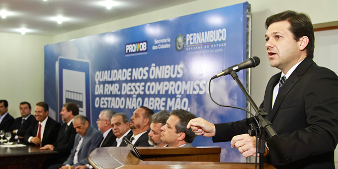 Geraldo no lançamento do edital de licitação das linhas de ônibus da Região Metropolitana (Foto: Andréa Rêgo Barros / PCR)