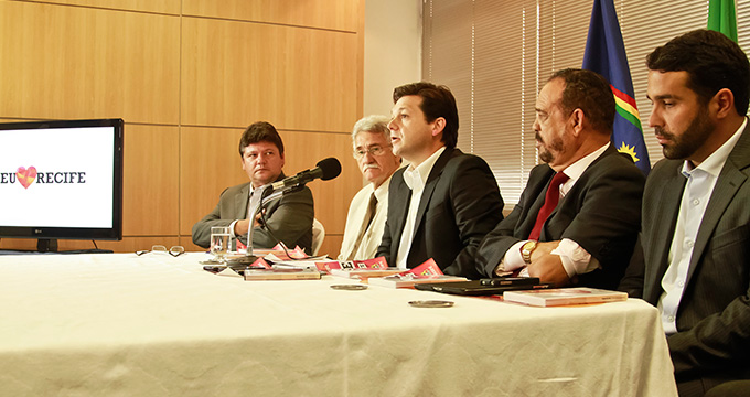 Geraldo Julio e equipe apresentam campanha (Foto: Andréa Rêgo Barros / PCR)