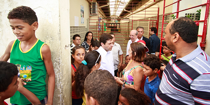 Geraldo vista escolas no Pina (Foto: Andréa Rêgo Barros)
