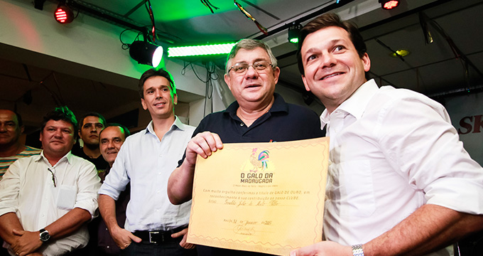 Prefeito recebe comenda “Galo de Ouro” do maior bloco de carnaval do mundo (Foto: Andréa Rêgo Barros / PCR)